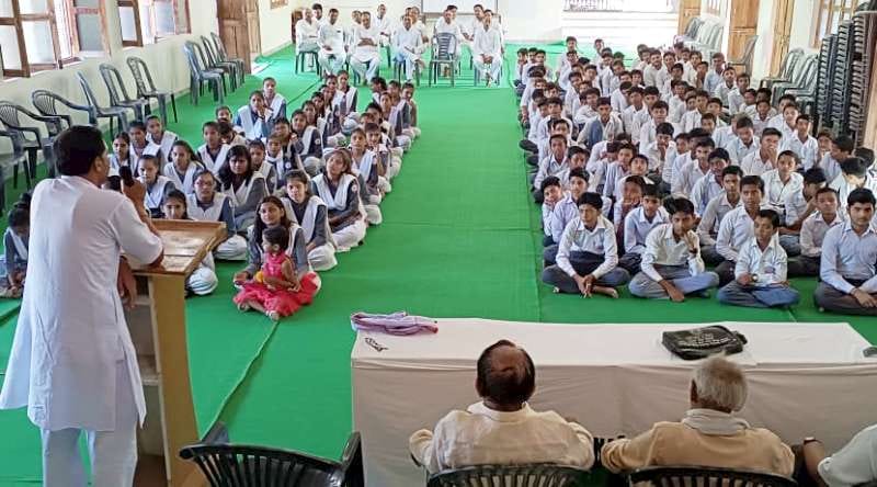 सरस्वती विद्या मंदिर चरखारी में गोष्ठी में जानकारी देते शिक्षक सरस्वती विद्या मंदिर चरखारी में गोष्ठी में जानकारी देते शिक्षक