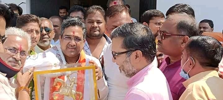 प्रदेश संगठन मंत्री को स्मृति चिन्ह भेंट करते भाजपा कार्यकर्ता प्रदेश संगठन मंत्री को स्मृति चिन्ह भेंट करते भाजपा कार्यकर्ता