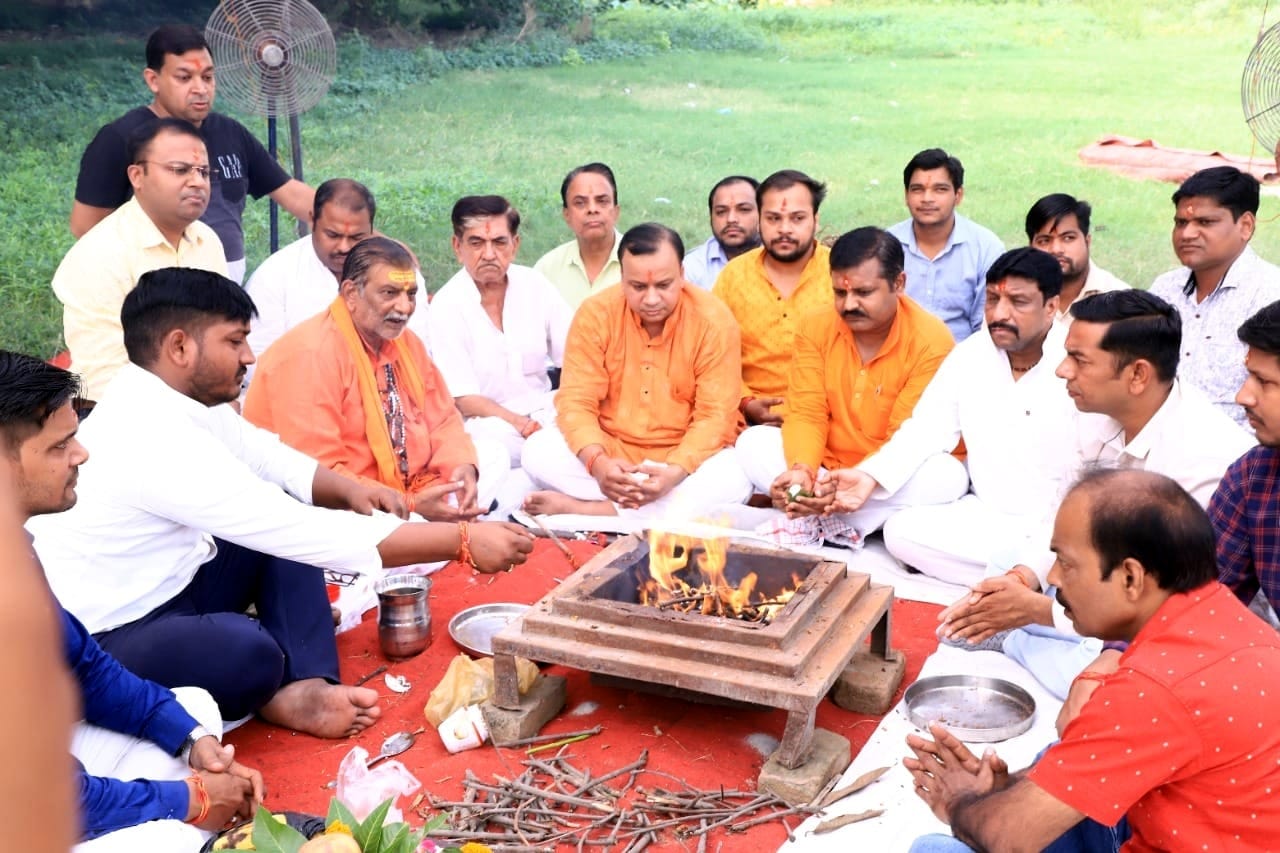 अमरोहा में रामलीला मंच के भूमि पूजन के दौरान हवन करते रामलीला कमेटी के पदाधिकारी। अमरोहा में रामलीला मंच के भूमि पूजन के दौरान हवन करते रामलीला कमेटी के पदाधिकारी।