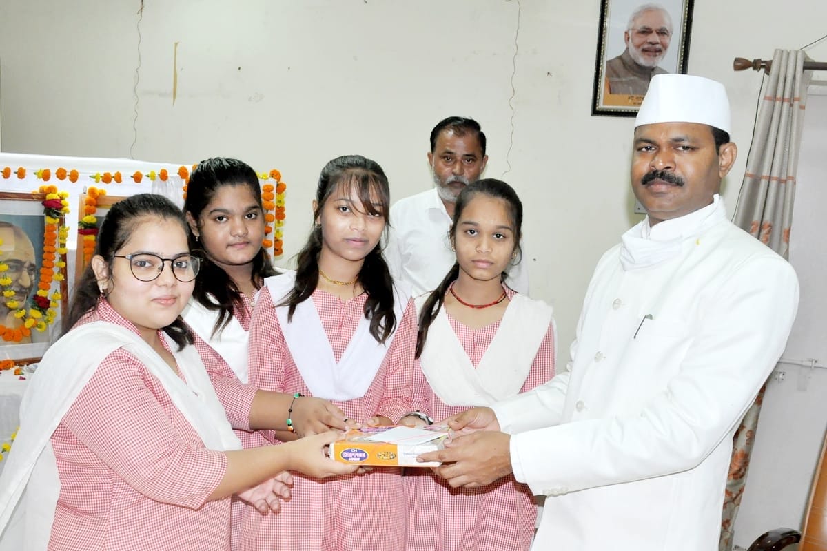 जीजीआईसी स्कूल की छात्राओं को मिठाई देते डीएम जीजीआईसी स्कूल की छात्राओं को मिठाई देते डीएम