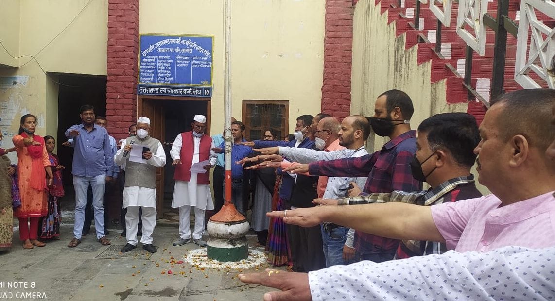 अल्मोड़ा में गांधी जयंती पर शपथ लेते विधानसभा उपाध्यक्ष और अन्य। अल्मोड़ा में गांधी जयंती पर शपथ लेते विधानसभा उपाध्यक्ष और अन्य।