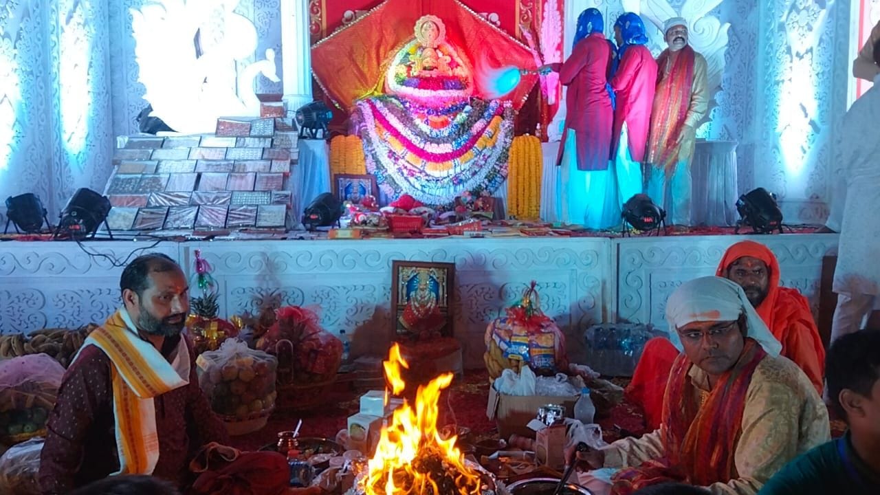 बाजपुर में सजे श्री श्याम खाटू बाबा के दरबार में पूजा अर्चना करते श्रद्घालु। बाजपुर में सजे श्री श्याम खाटू बाबा के दरबार में पूजा अर्चना करते श्रद्घालु।