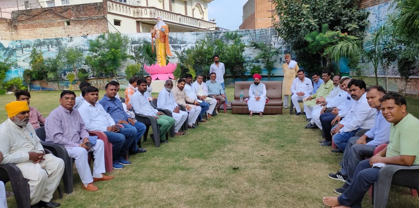 प्रदेशस्तरीय बैठक में विचार-विमर्श करते वाल्मीकि समाज के प्रतिनिधि व अन्य।