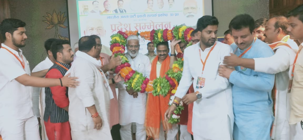 सारनाथः भाजपा प्रवासी सम्मेलन में  प्रदेश अध्यक्ष स्वतंत्रदेव सिंह व अन्य नेता 