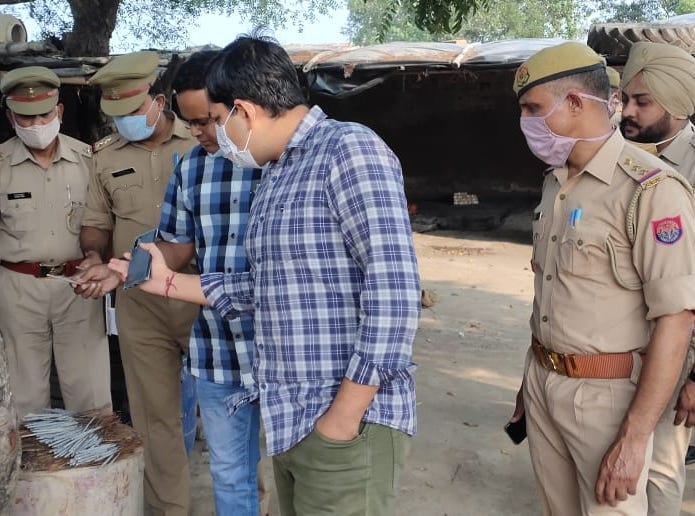 बाबरी क्षेत्र के गांव बुटराडा में पाटाखा फैक्टरी का निरीक्षण करते एसपी बाबरी क्षेत्र के गांव बुटराडा में पाटाखा फैक्टरी का निरीक्षण करते एसपी