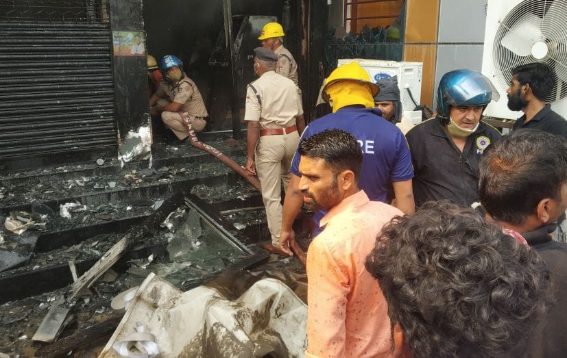 रुद्रपुर काशीपुर बाईपास रोड स्थित एचडीएफसी बैंक के एटीएम कक्ष में लगी आग बुझाते दमकल कर्मी।
