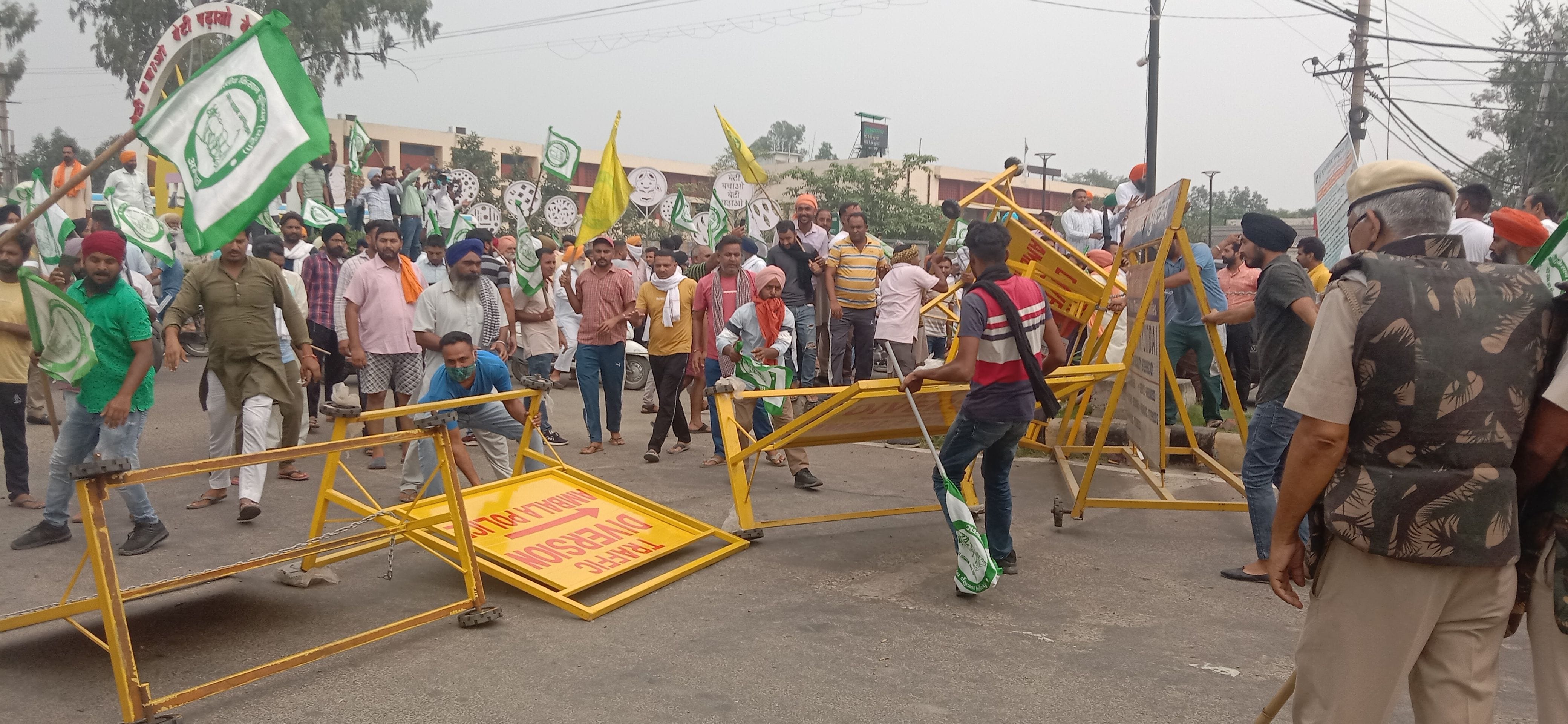 Farmer's mercury rises, barricades cut ruckus Farmer's mercury rises, barricades cut ruckus
