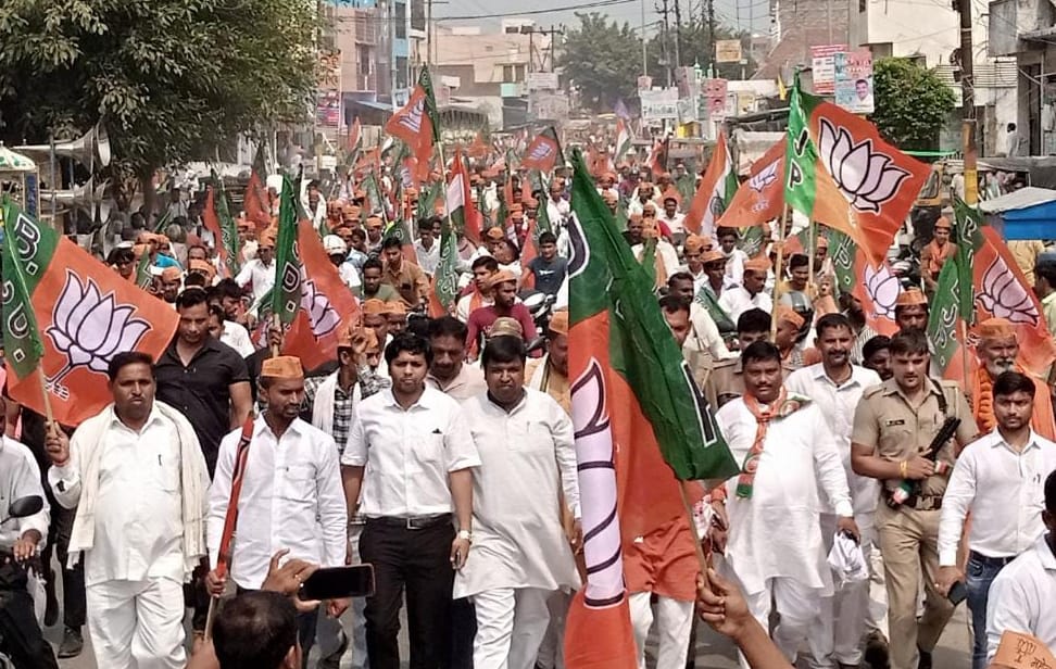 गांधी जयन्ती पर हसनपुर में भाजपाइयों ने तिरंगा यात्रा निकाली। लेकिन कमाल की बात यह रही कि इस तिरं गांधी जयन्ती पर हसनपुर में भाजपाइयों ने तिरंगा यात्रा निकाली। लेकिन कमाल की बात यह रही कि इस तिरं