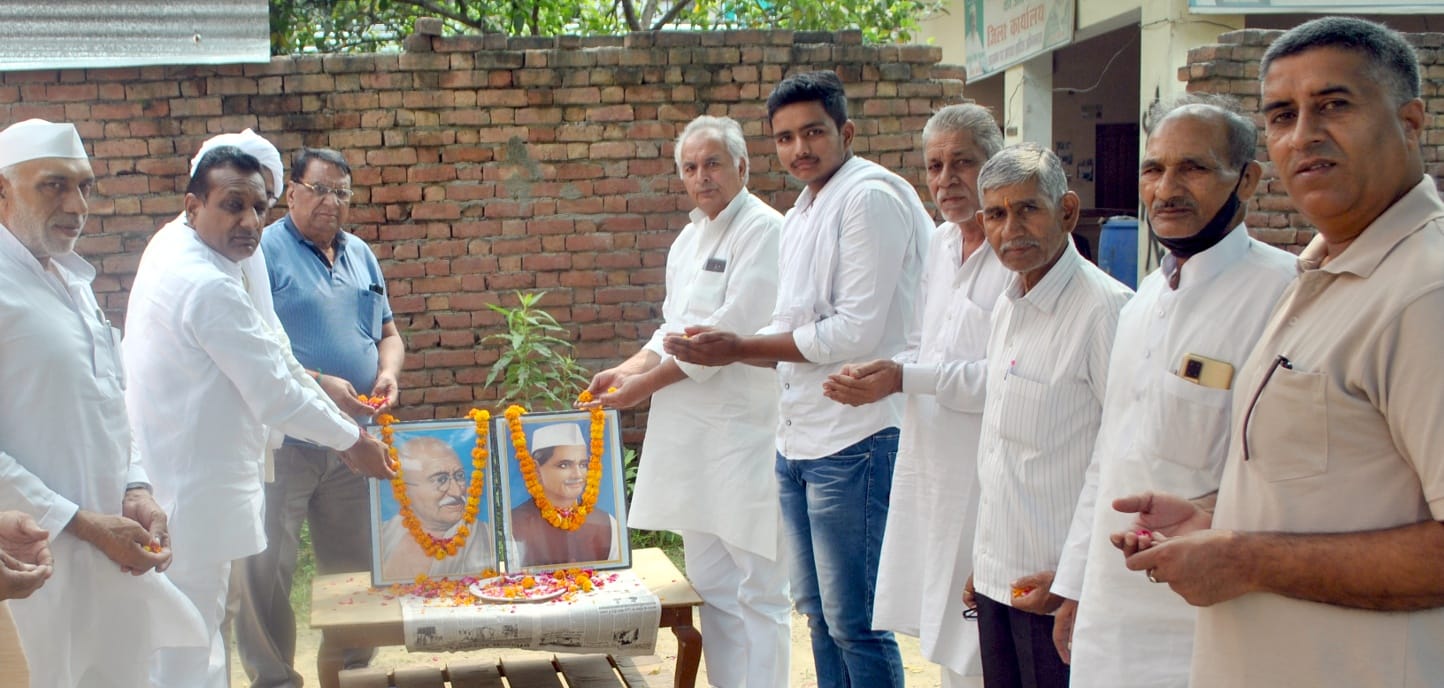शामली माजरा रोड पर माहत्मा गांधी के चित्र पर पुष्पअर्पित करते रालोद कार्यकर्ता शामली माजरा रोड पर माहत्मा गांधी के चित्र पर पुष्पअर्पित करते रालोद कार्यकर्ता