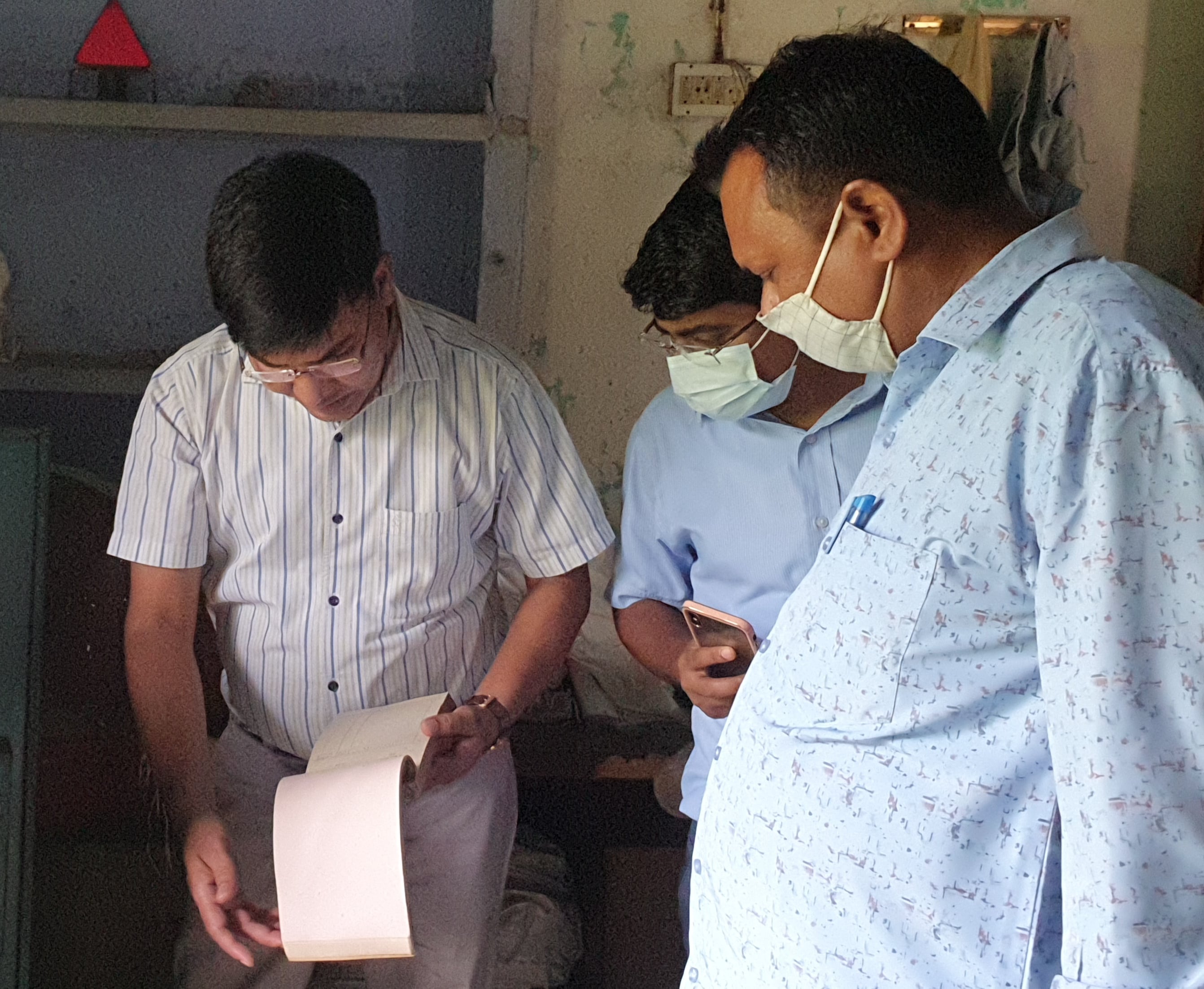 शामली : कैराना में पटाखा फैक्टरी में विस्फोट के अगले दिन श्रमिकों के पंजीकरण की जानकारी जुटाते श? शामली : कैराना में पटाखा फैक्टरी में विस्फोट के अगले दिन श्रमिकों के पंजीकरण की जानकारी जुटाते श?
