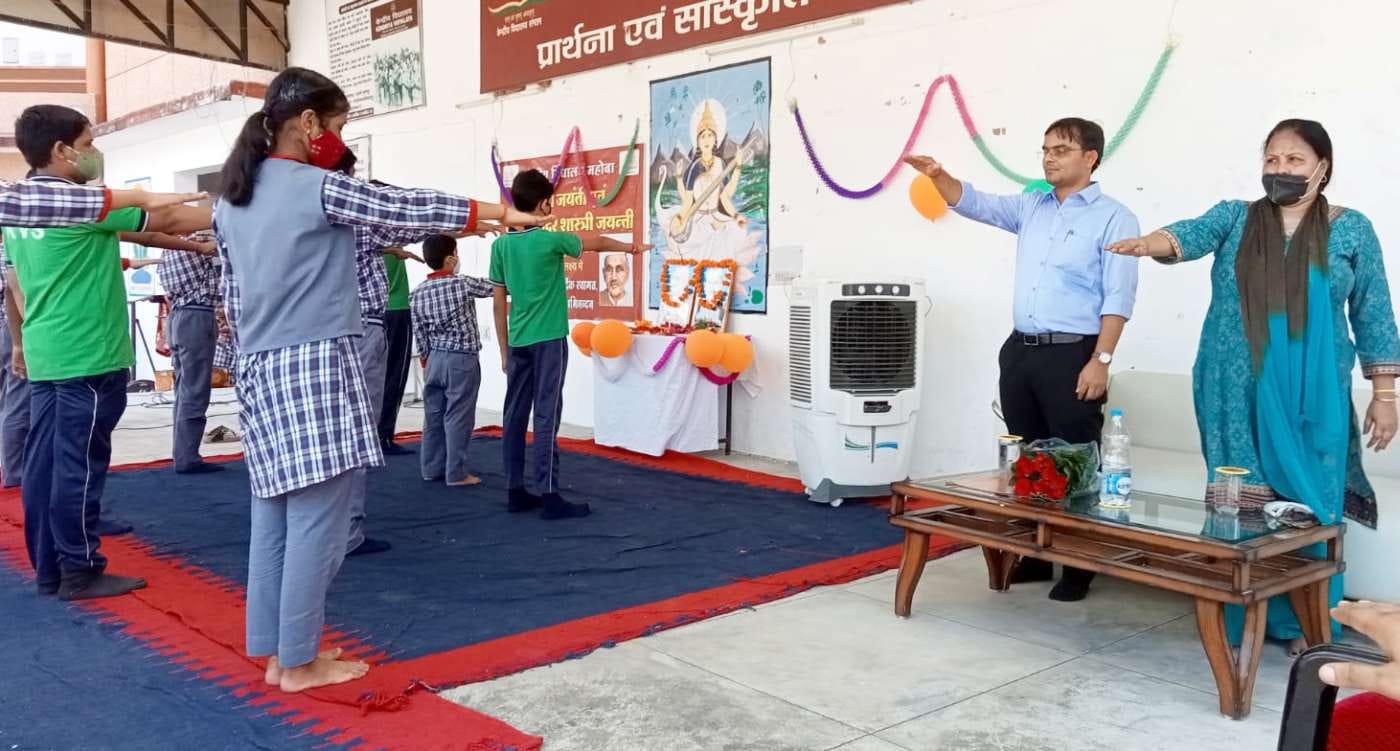 केंद्रीय विद्यालय में बच्चों को शपथ दिलाते डीएम केंद्रीय विद्यालय में बच्चों को शपथ दिलाते डीएम