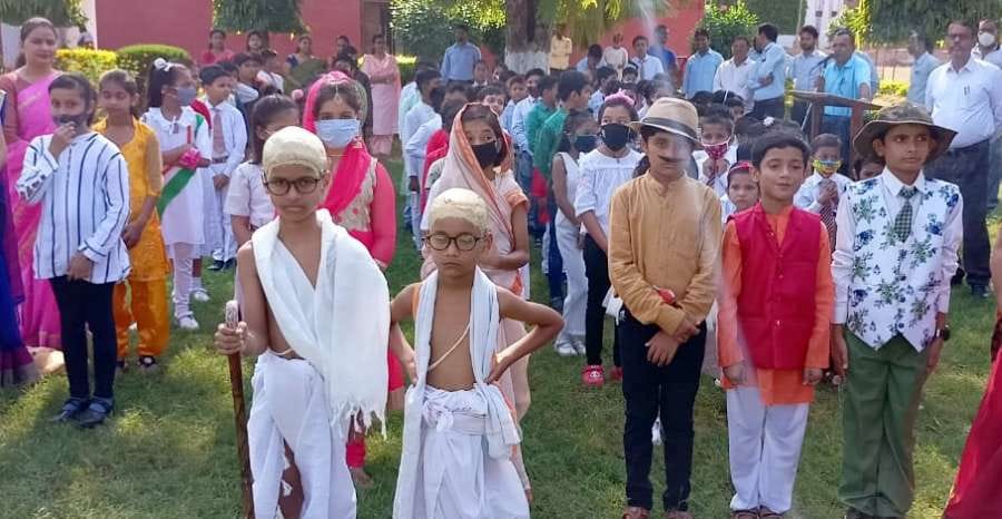 ज्ञानस्थली पब्लिक स्कूल में महापुरुषों की वेशभूषा में सजे बच्चे ज्ञानस्थली पब्लिक स्कूल में महापुरुषों की वेशभूषा में सजे बच्चे