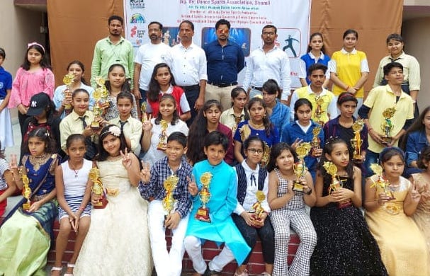 शामली सेंटफ्रांसिस स्कूल में आयोजित डांस प्रतियोगिता में विजई छात्र छात्राएं शामली सेंटफ्रांसिस स्कूल में आयोजित डांस प्रतियोगिता में विजई छात्र छात्राएं