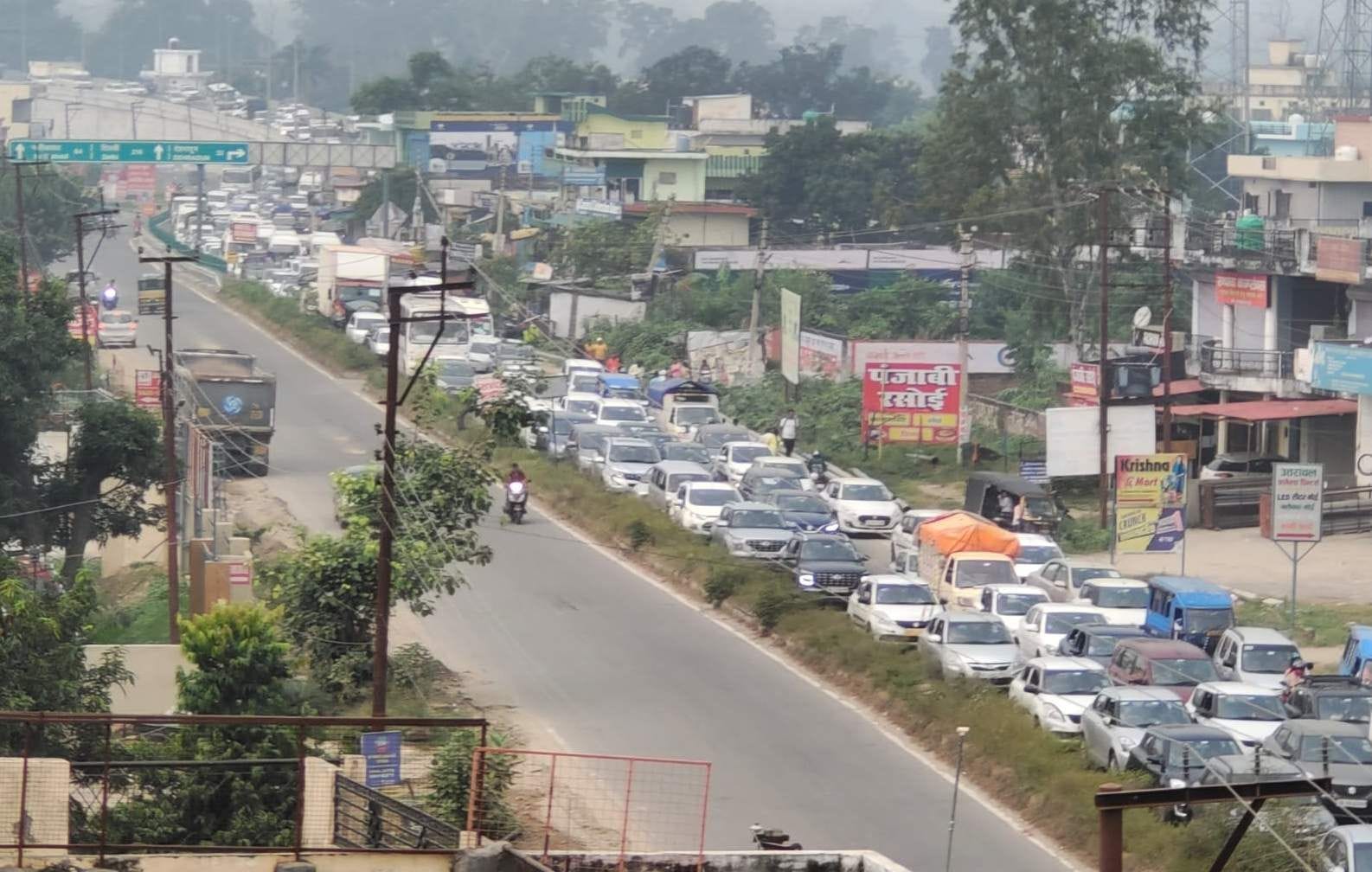 नेपाली फार्म तिराहे से श्यामपुर तक लगा वाहनों का लंबा जाम।