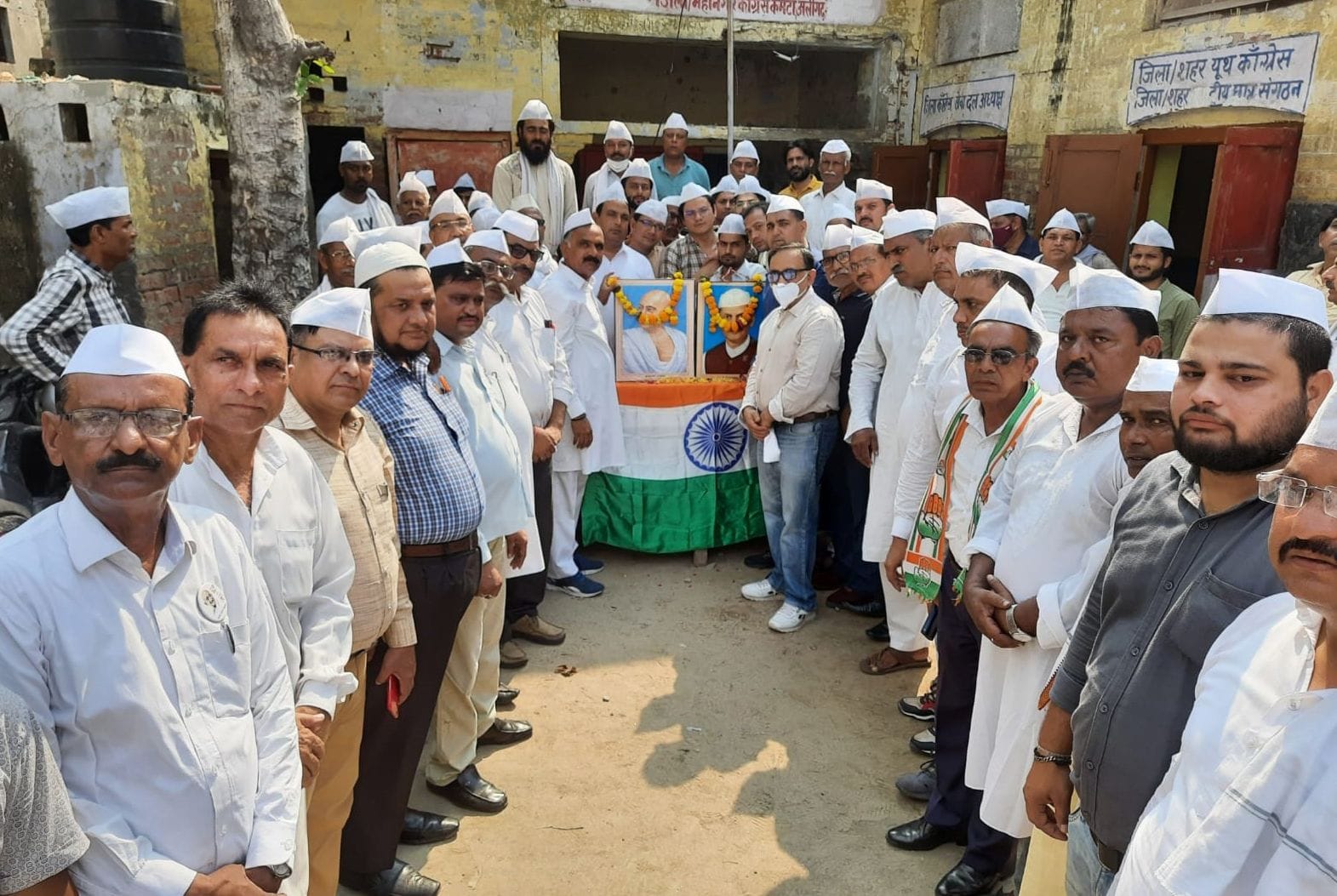 कांग्रेस जिला कार्यालय गांधी जंयती लाल बहादुर शास्त्री जंयती मनाते पूर्व एमएलसी विवेक बंसल व अन कांग्रेस जिला कार्यालय गांधी जंयती लाल बहादुर शास्त्री जंयती मनाते पूर्व एमएलसी विवेक बंसल व अन