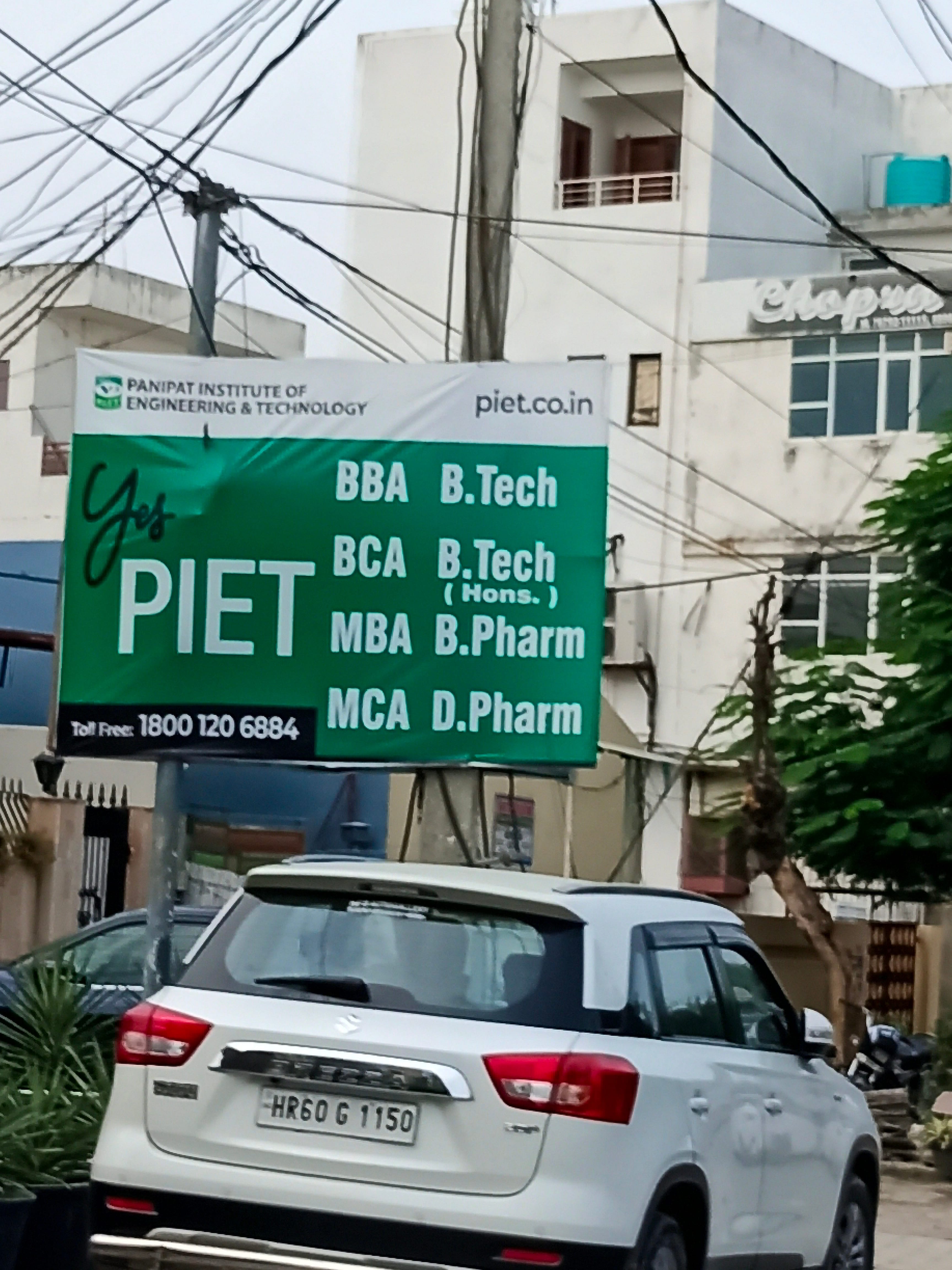 पानीपत। मॉडल टाउन में बिजली के खंभों पर लगा कॉलेज का बोर्ड।