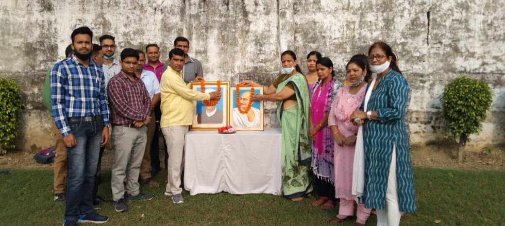 मंसूरपुर में गांधी व शास्त्री की जयंती मनाते लोग।