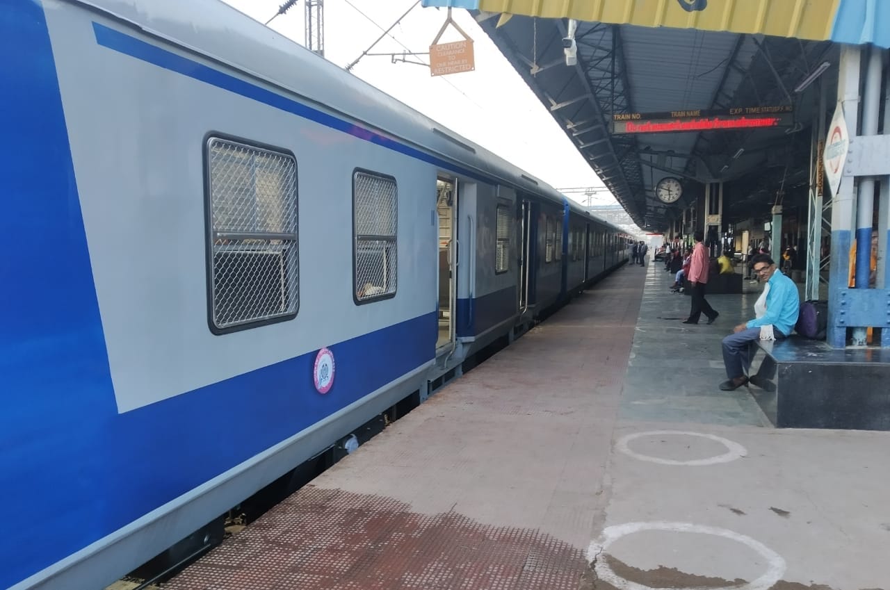 ललितपुर स्टेशन पर खड़ी मेमो ट्रेन ललितपुर स्टेशन पर खड़ी मेमो ट्रेन
