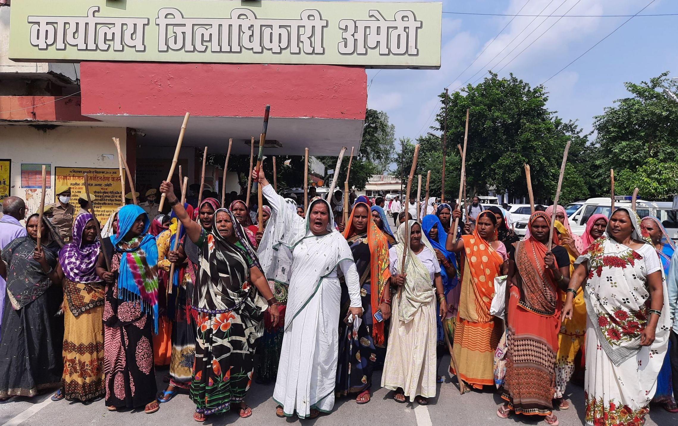 14 : गौरीगंज : कलेक्ट्रेट में प्रदर्शन करतीं महिला किसान।  -संवाद