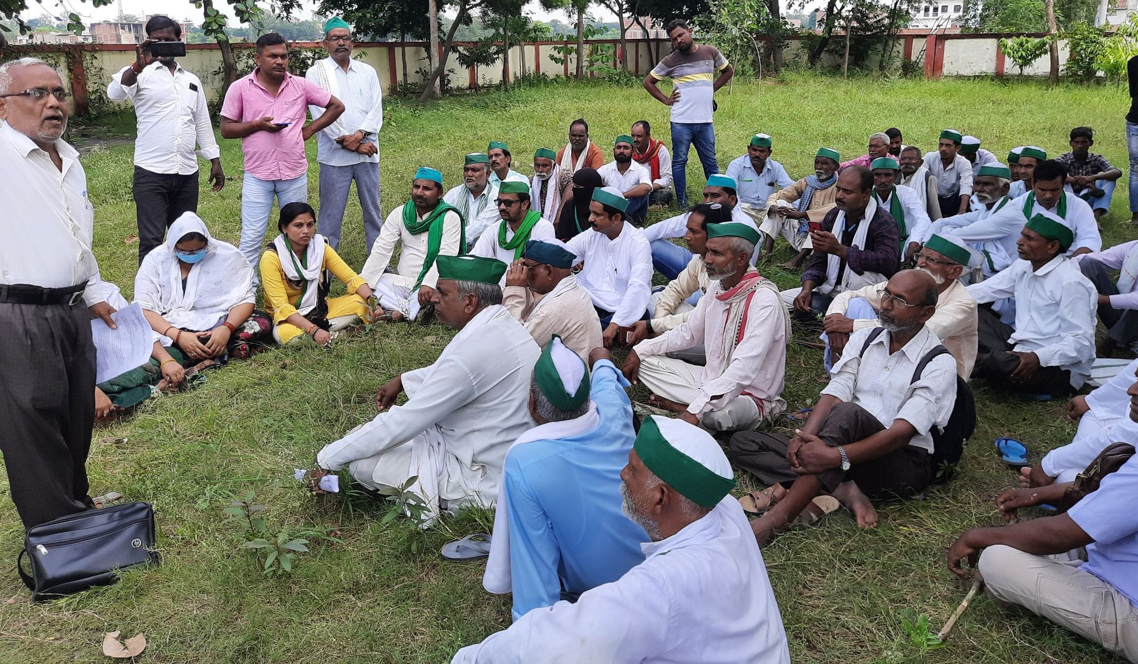 15 : गौरीगंज : कलेक्ट्रेट में संयुक्त किसान मोर्चा के बैनर तले धरना देते किसान।  -संवाद