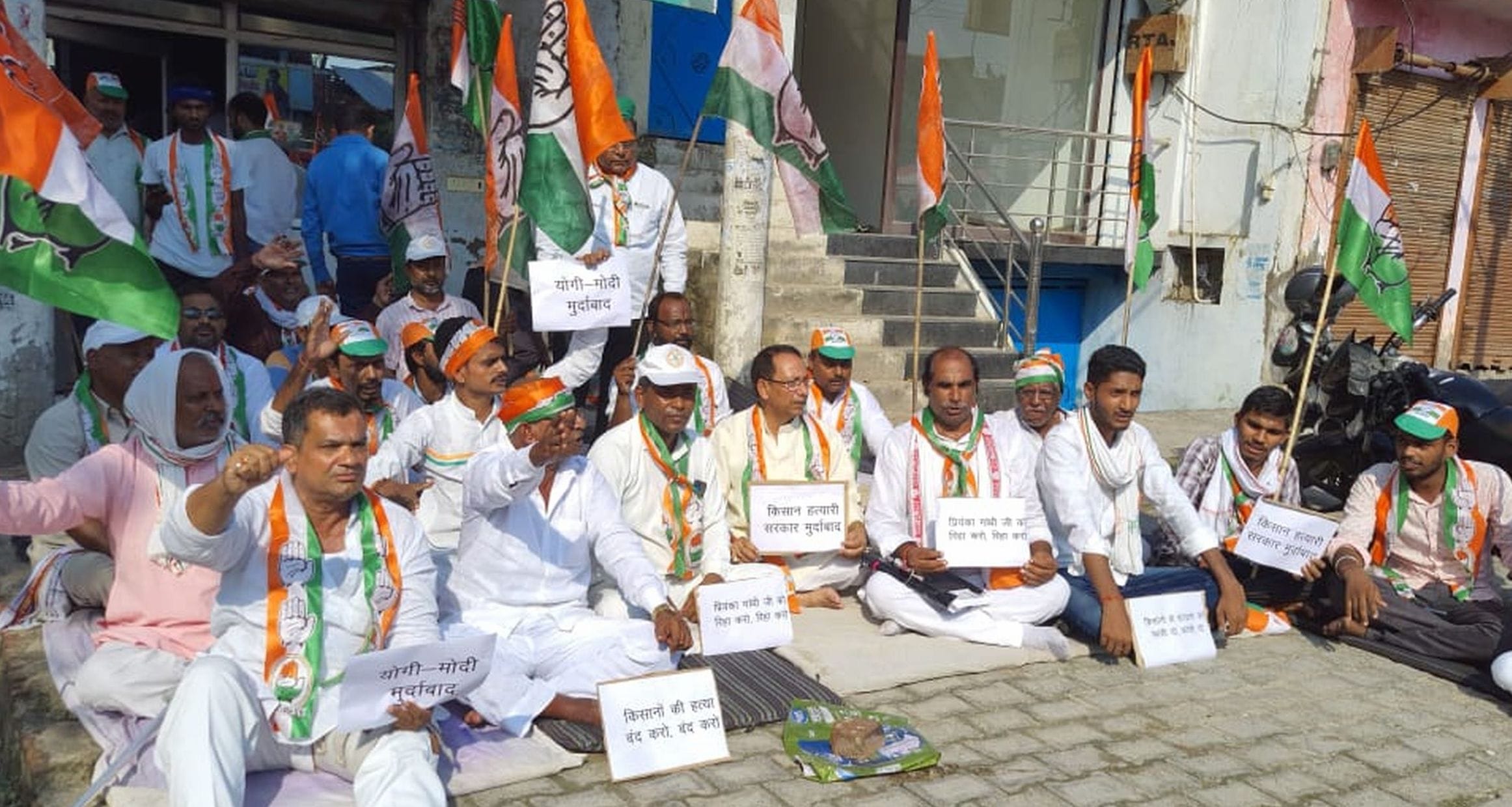 19 : गौरीगंज : शहर स्थित कांग्रेस के केंद्रीय कार्यालय के बाहर उपवास पर बैठे कांग्रेसी। -संवाद