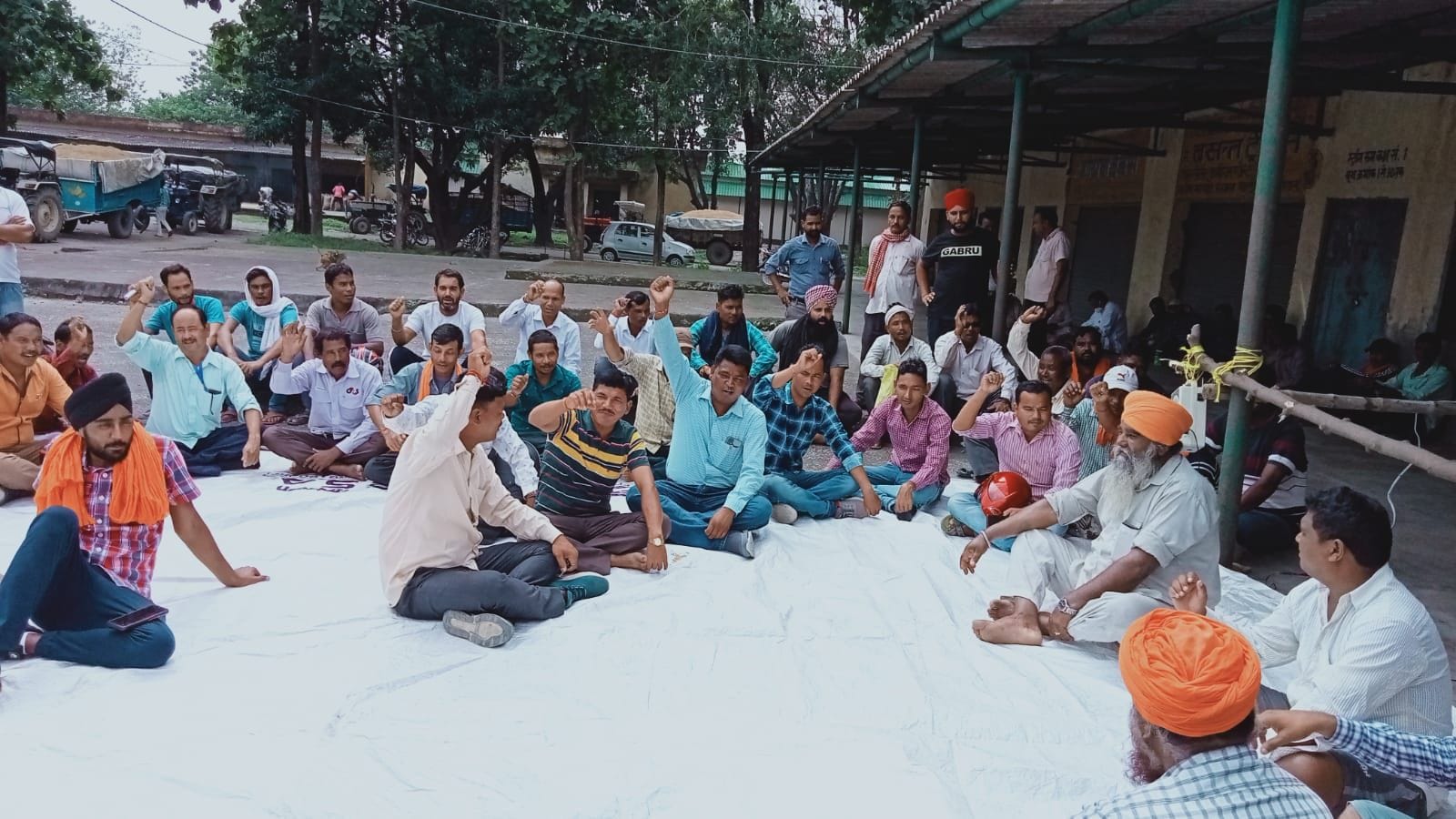 खटीमा में मंडी परिसर में धरना देते किसान। खटीमा में मंडी परिसर में धरना देते किसान।