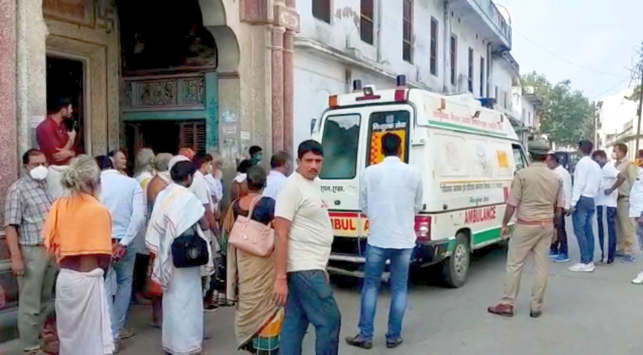 अयोध्या-राममंदिर ट्रस्ट के अध्यक्ष महंत नृत्य गोपाल दास की तबियत बिगड़ने के बाद एंबुलेंस से ले ज?