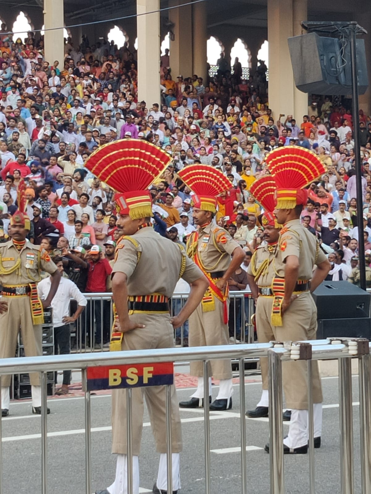 अमृतसर के वाघा सीमा पर आज से शुरू हुई फुल स्ट्रैंथ रिट्रीट सेरेमनी में पहुंचे लोग अमृतसर के वाघा सीमा पर आज से शुरू हुई फुल स्ट्रैंथ रिट्रीट सेरेमनी में पहुंचे लोग