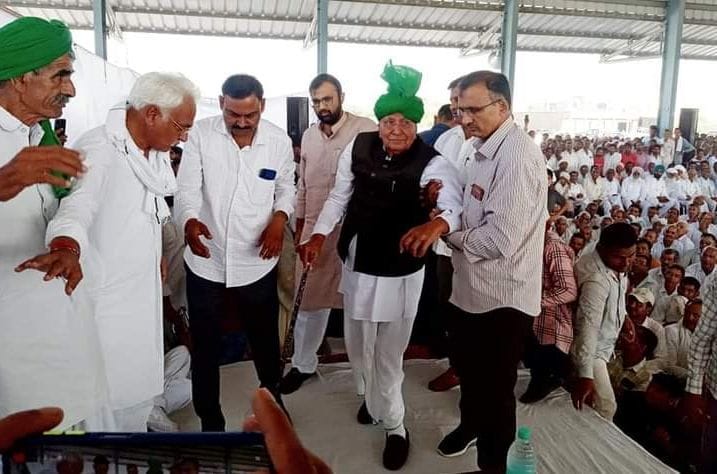 चोपटा अनाज मंडी में आयोजित सम्मेलन में ओमप्रकाश चौटाला को लाते कार्यकर्ता। चोपटा अनाज मंडी में आयोजित सम्मेलन में ओमप्रकाश चौटाला को लाते कार्यकर्ता।