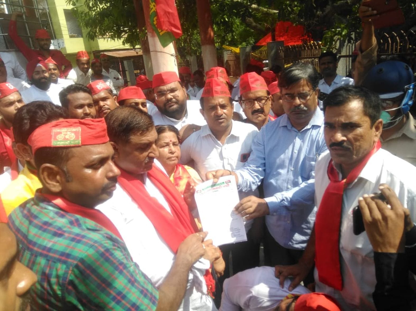 आवास विकास स्थित लोहिया प्रतिमा के पास अतिरिक्त एसडीएम को ज्ञापन देते सपा नेता। संवाद