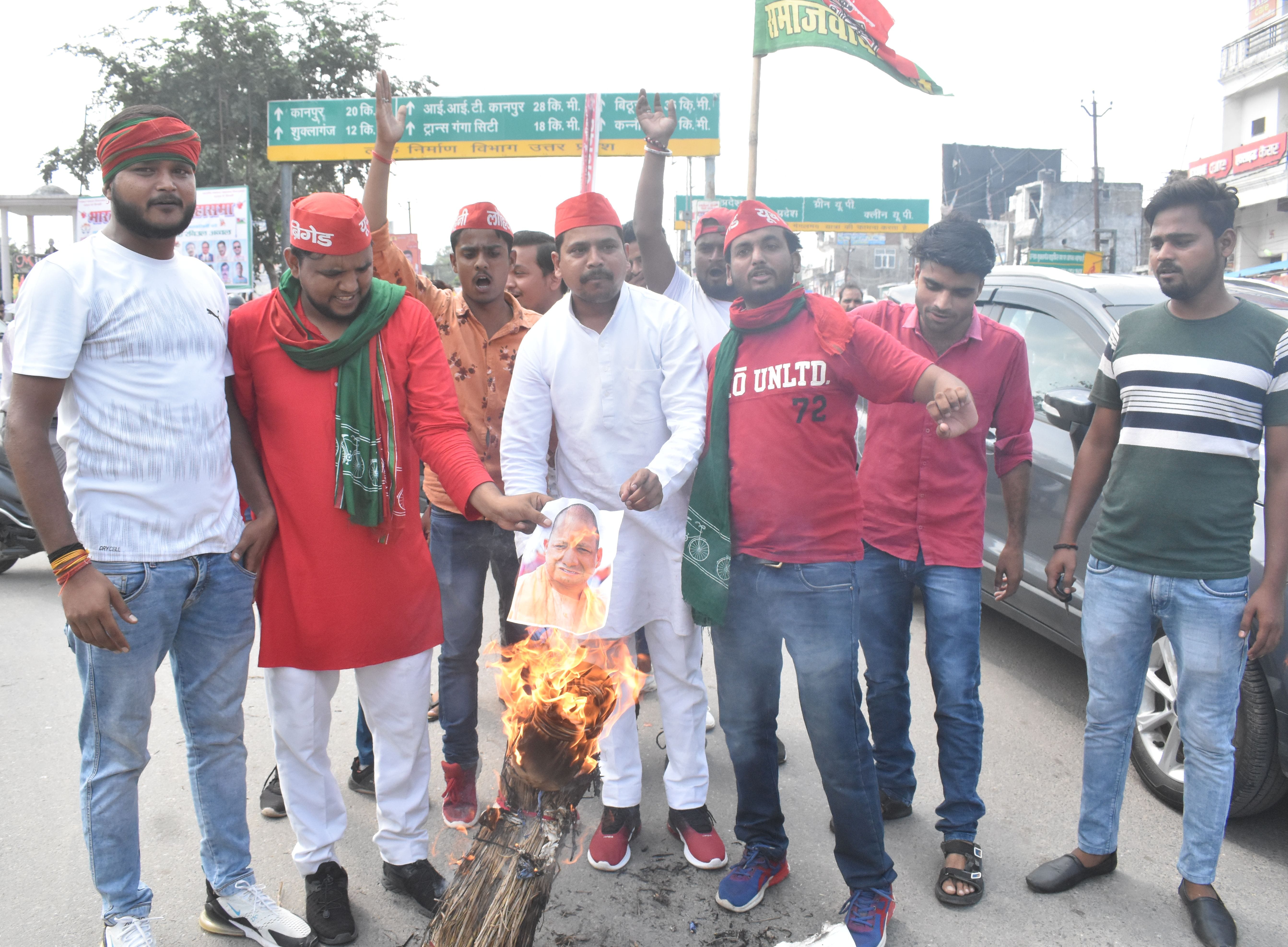 अचलगंज तिराहा पर मुख्यमंत्री का पुतला जलाते सपाई।