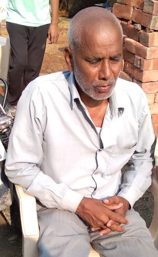 गमगीन बैठे मृतक प्रेमकिशोर के बडे भाई राजकुमार। संवाद गमगीन बैठे मृतक प्रेमकिशोर के बडे भाई राजकुमार। संवाद