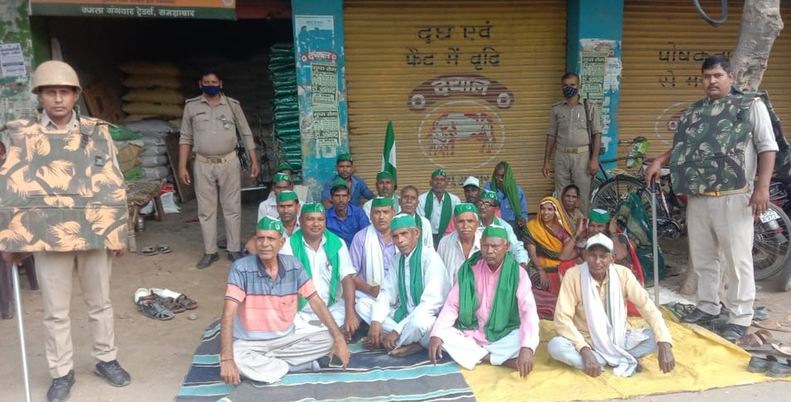शमसाबाद स्थित गंगा रोड पर धरने पर बैठे भाकियू नेता। संवाद