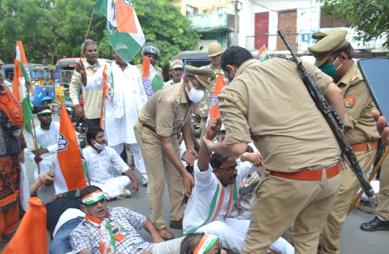 फतेहगढ़ स्थित गुरुद्वारा के सामने बीच सड़क पर प्रदर्शन करते कांग्रेज जिलाध्यक्ष विजय कटियार को 