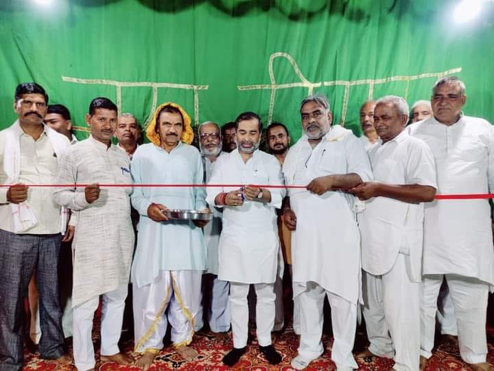 बड़गांव में रामलीला का शुभारंभ करते विधायक कुंवर बृजेश बड़गांव में रामलीला का शुभारंभ करते विधायक कुंवर बृजेश