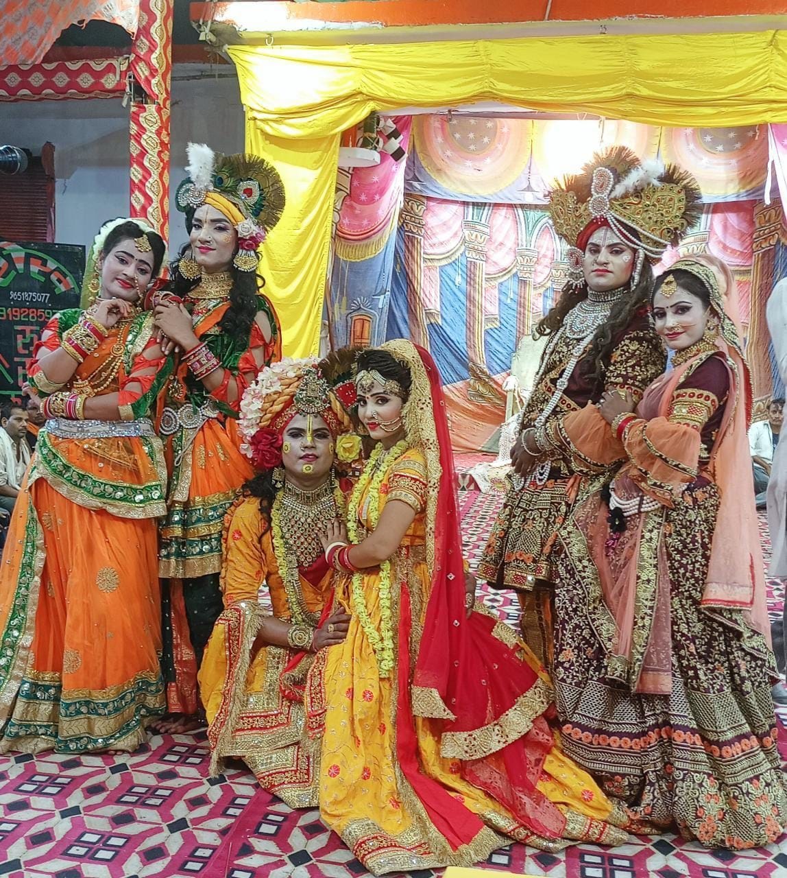 शिव बारात में सजी राधा-कृष्ण की सजीव झांकी। (संवाद) शिव बारात में सजी राधा-कृष्ण की सजीव झांकी। (संवाद)