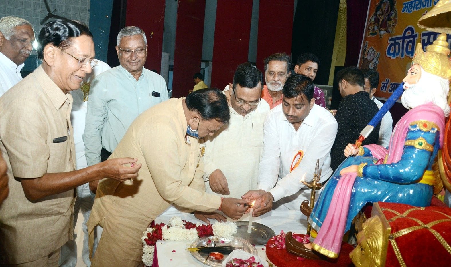 टिबड़ेवाल सभागार में आयोजित कवि सम्मेलन का दीप प्रज्जवलित कर शुभारंभ करते अतिथिगण। संवाद टिबड़ेवाल सभागार में आयोजित कवि सम्मेलन का दीप प्रज्जवलित कर शुभारंभ करते अतिथिगण। संवाद