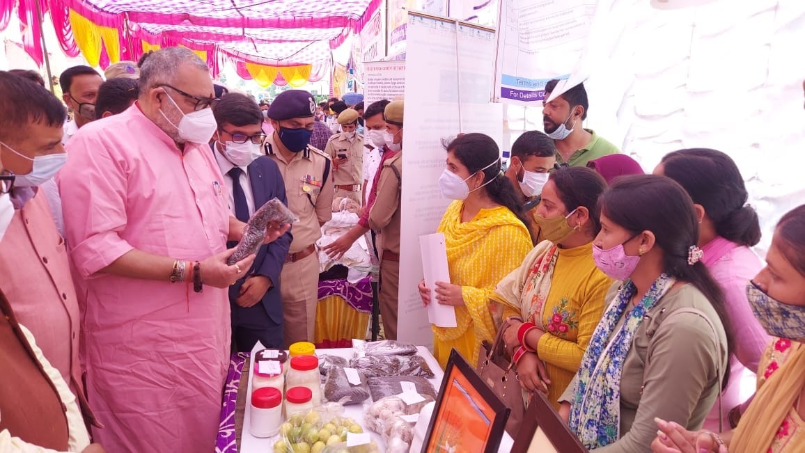 बिलावर में आयोजित प्रदर्शनी का निरीक्षण करते केंद्रीय मंत्री गिरीराज सिंह, संवाद। बिलावर में आयोजित प्रदर्शनी का निरीक्षण करते केंद्रीय मंत्री गिरीराज सिंह, संवाद।