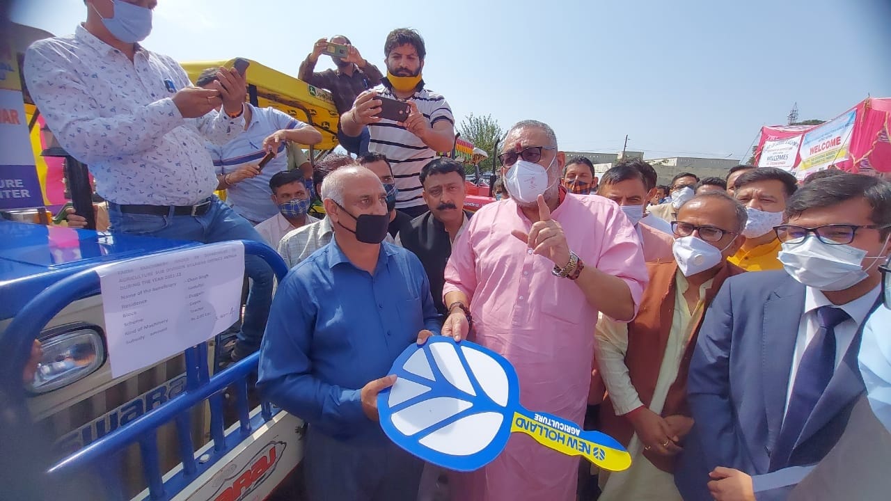बिलावर कार्यक्रम के दौरान कृषि विभाग के सहयोग से किसानों को दिए जाने वाले ट्रैक्टर की चाबी सौपते बिलावर कार्यक्रम के दौरान कृषि विभाग के सहयोग से किसानों को दिए जाने वाले ट्रैक्टर की चाबी सौपते
