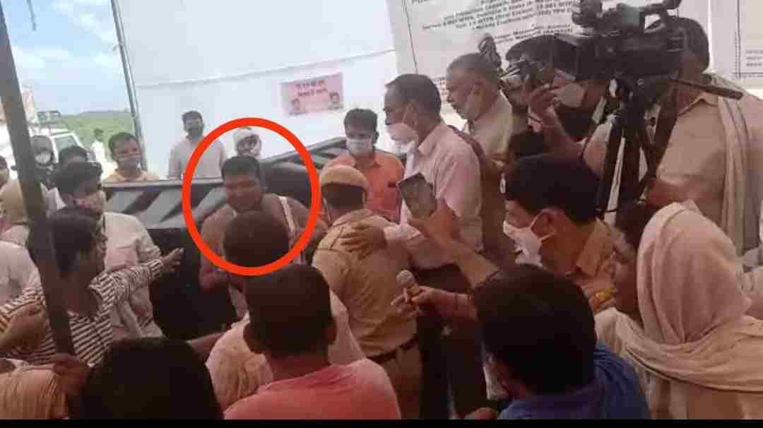 जनसुनवाई में हंगामें में युवक की मारपीटाई के बाद फाड़े गये कपड़े।