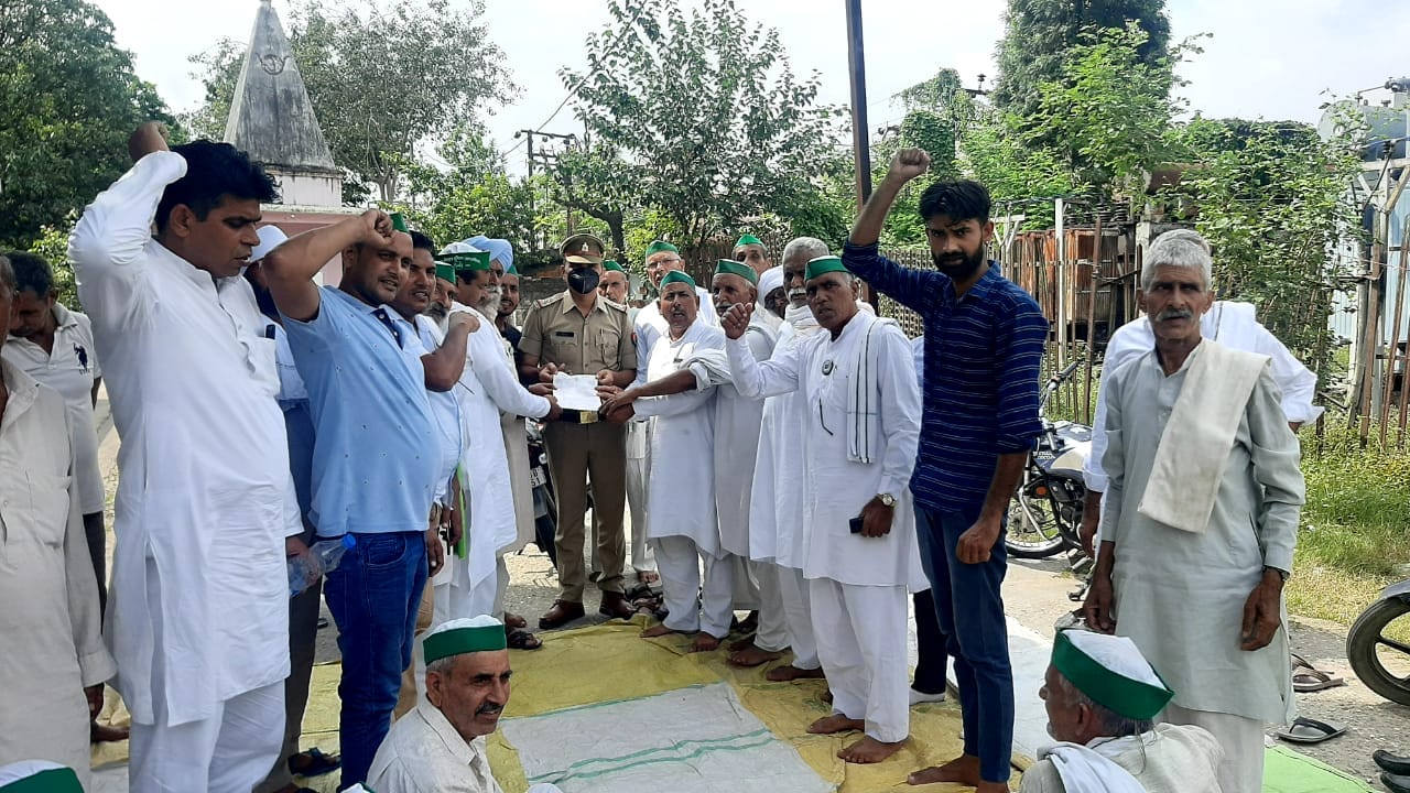 नागल में थाना अध्यक्ष को ज्ञापन सौंपते किसान नागल में थाना अध्यक्ष को ज्ञापन सौंपते किसान