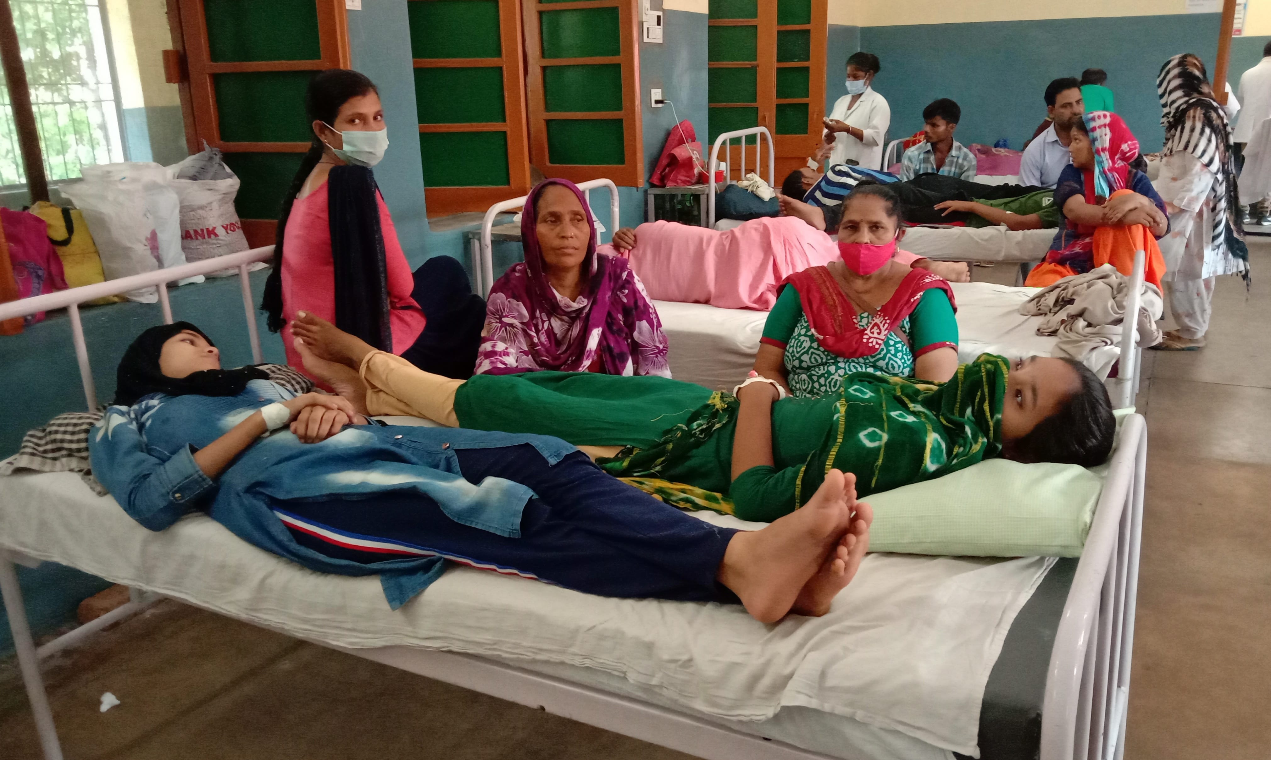 जिला अस्पताल के जनरल वार्ड में एक-एक बेड पर दो-दो मरीज।