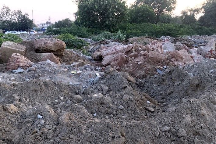 सेठ किरोड़ीमल पार्क के बीच में डाला गया मलबा। संवाद सेठ किरोड़ीमल पार्क के बीच में डाला गया मलबा। संवाद