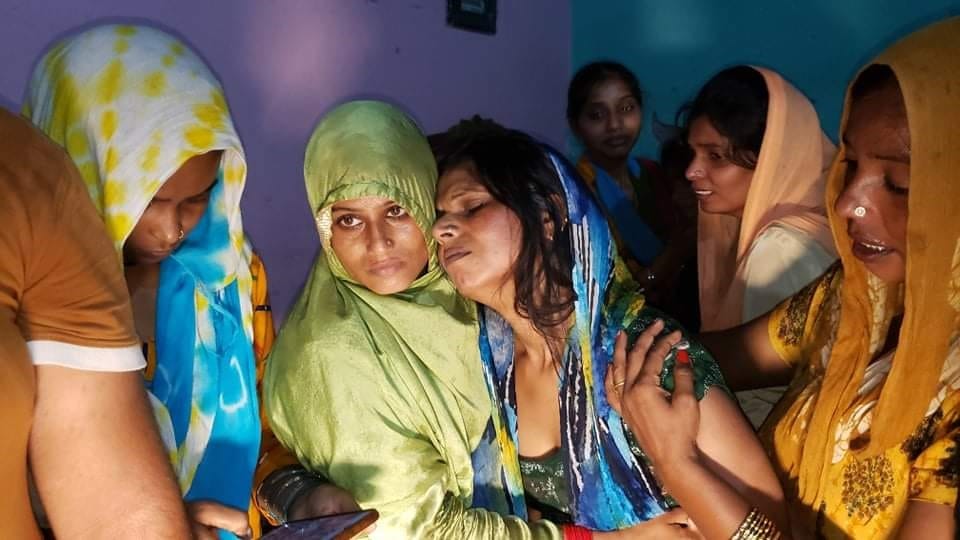 तखाना गांव में जहर खाकर मरने वाले बच्चों के विलाप करते परिजन तखाना गांव में जहर खाकर मरने वाले बच्चों के विलाप करते परिजन