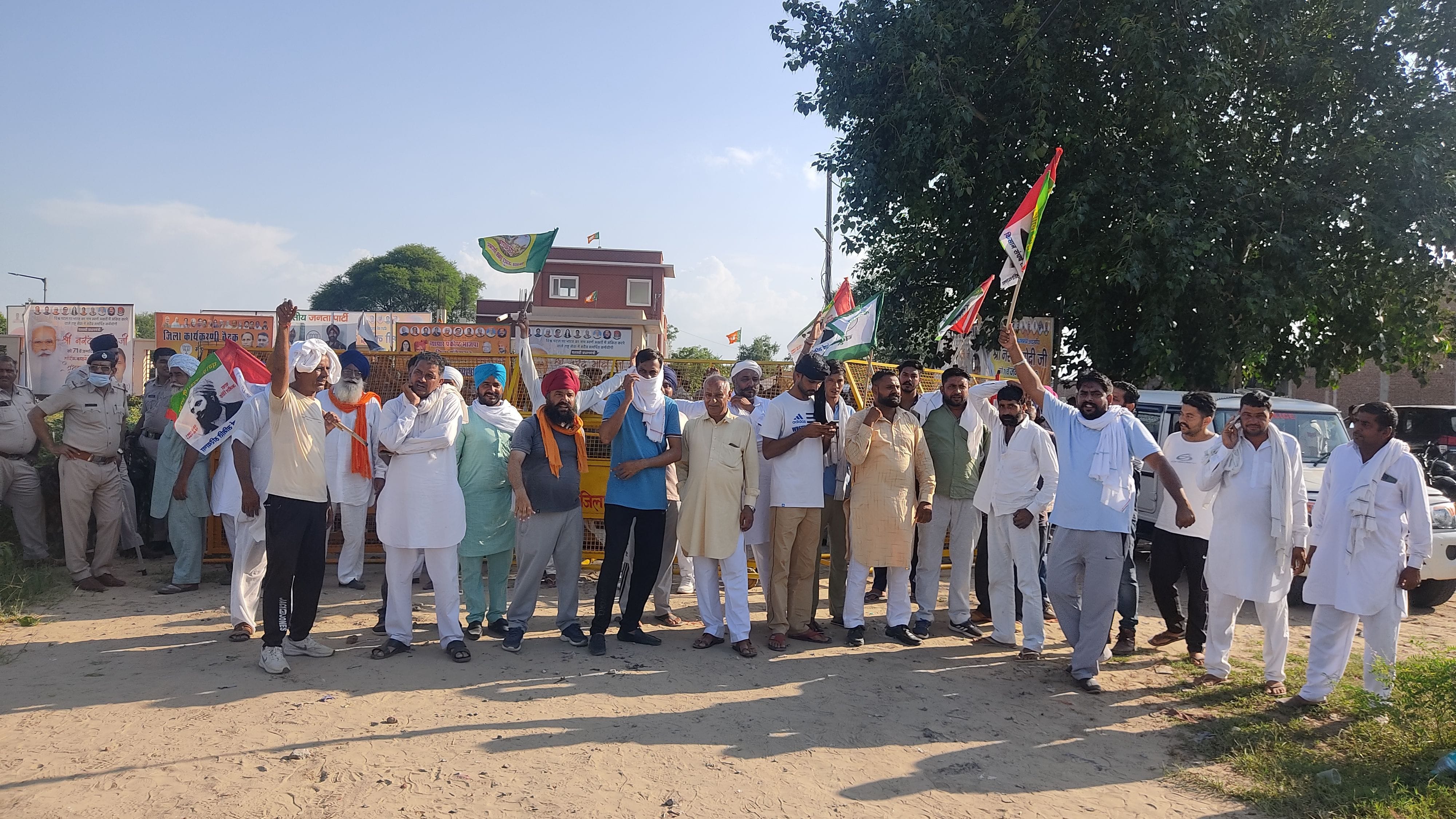 भाजपा कार्यालय के बाहर विरोध प्रदर्शन करते किसान।