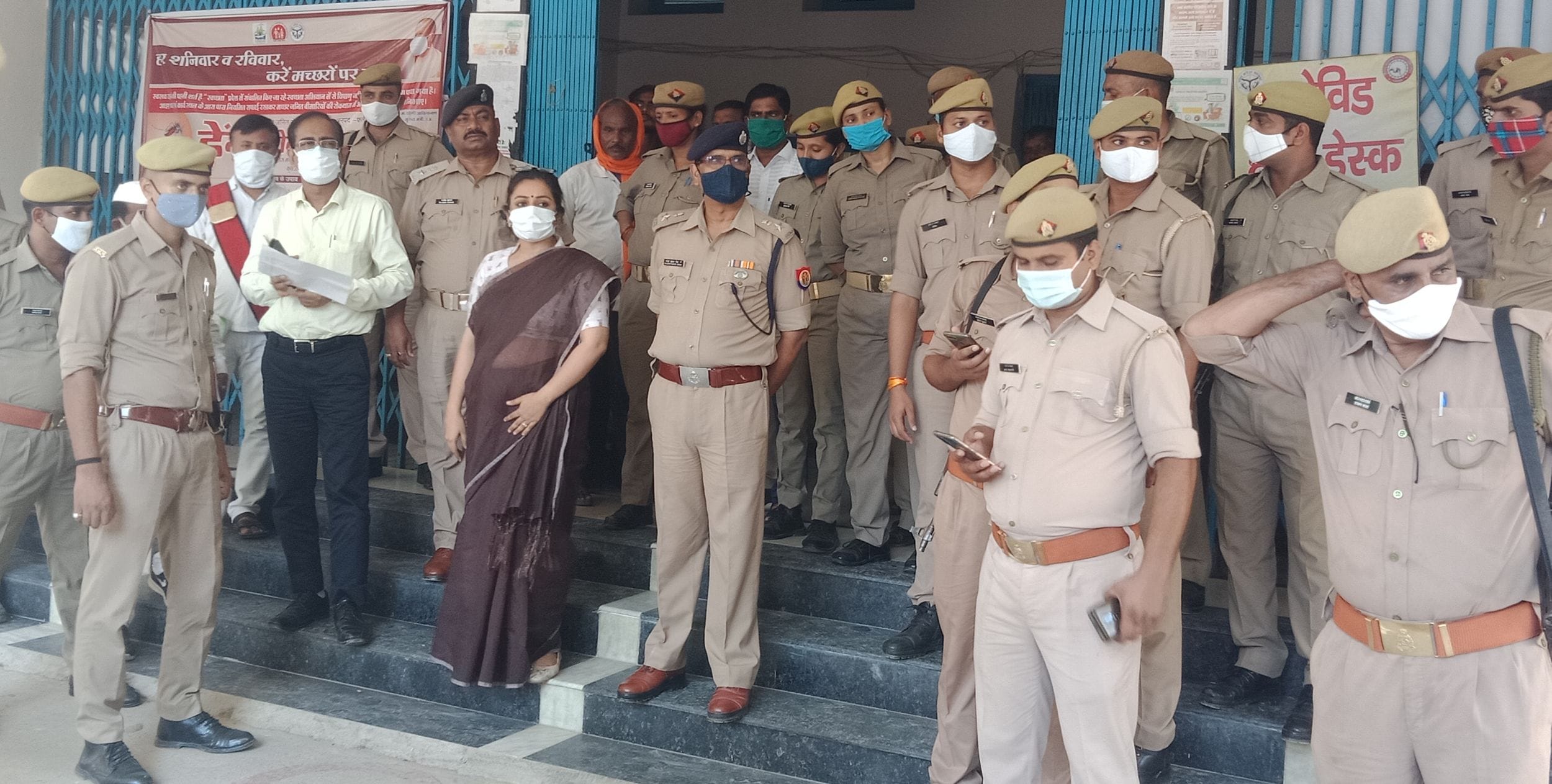 कलक्ट्रेट में भरी पुलिस बल के साथ मौजूद डीएम अपूर्वा दुबे और एसपी राजेश कुमार। संवाद कलक्ट्रेट में भरी पुलिस बल के साथ मौजूद डीएम अपूर्वा दुबे और एसपी राजेश कुमार। संवाद