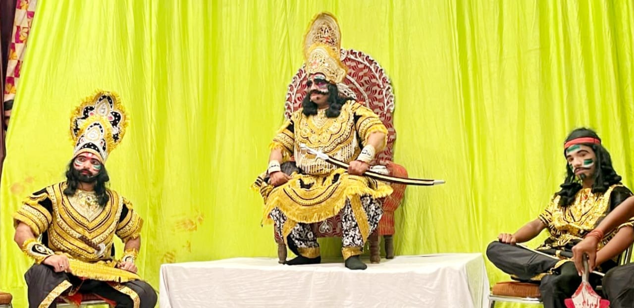 सुल्तानपुर की रामलीला में लगा रावण का दरबार सुल्तानपुर की रामलीला में लगा रावण का दरबार