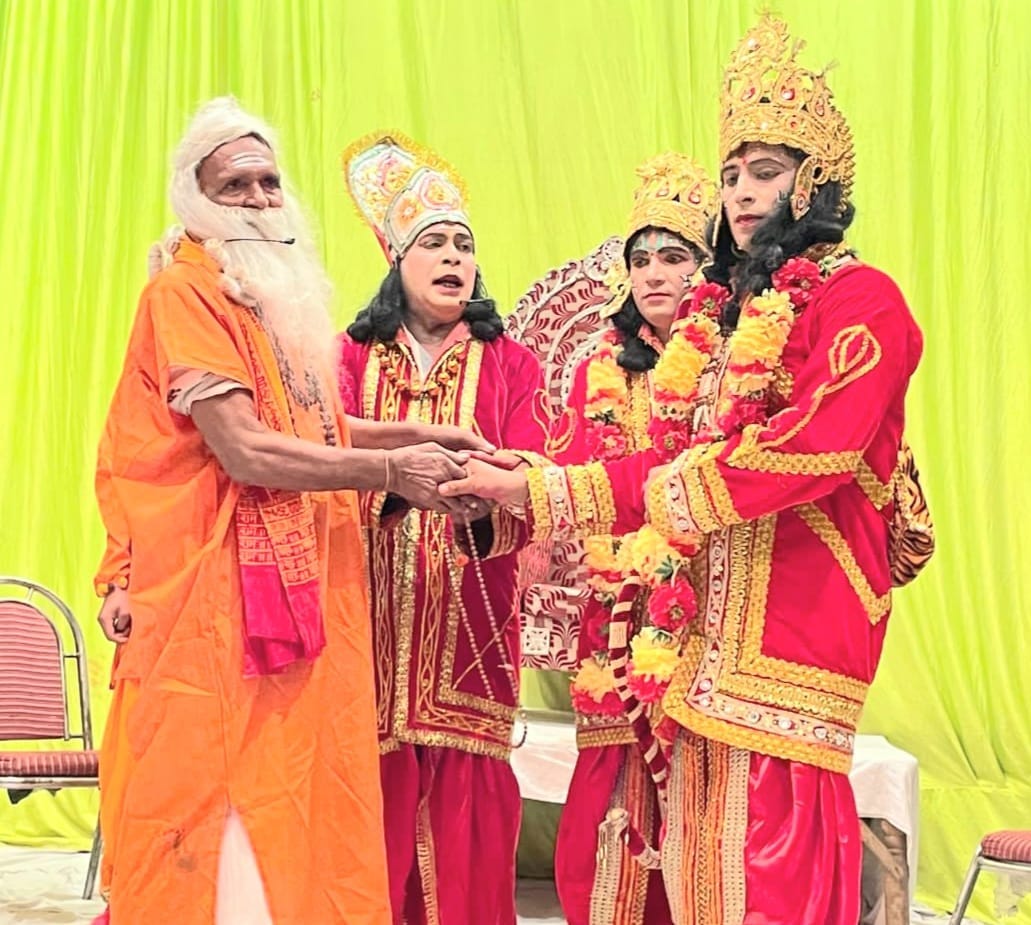 सुल्तानपुर की रामलीला में राम लक्ष्मण को मांगते विश्वामित्र सुल्तानपुर की रामलीला में राम लक्ष्मण को मांगते विश्वामित्र