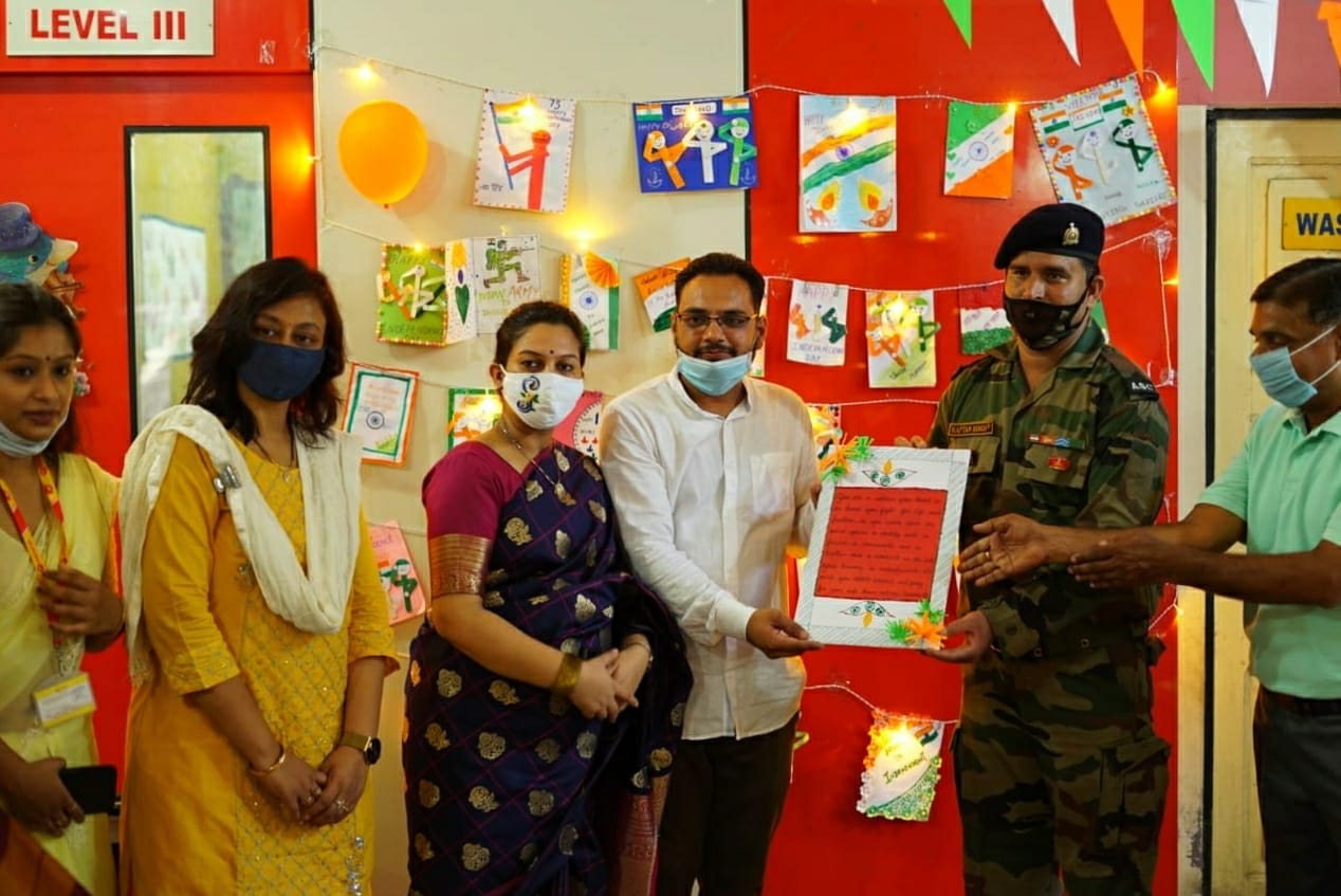 स्कूल के टीचरों ने सेना के जवान को ग्रीटिंग देकर किया संमानित