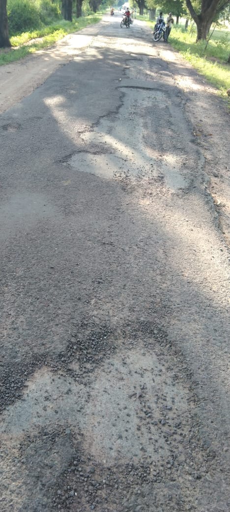 कैप्सन - तालबेहट पूराकलां सड़क में बने गड़ढे